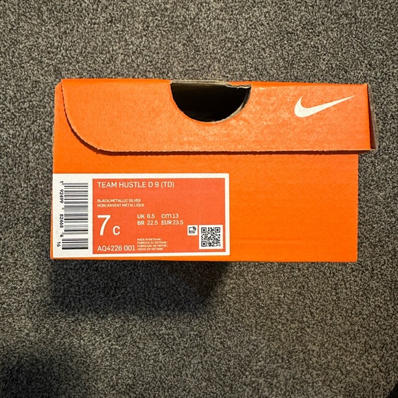 NWT Nike Team Hustle Shoes Size 7c - Picture 8 of 10